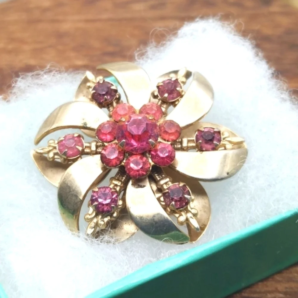 Garden party starburst pink Starfire brooch B308‎